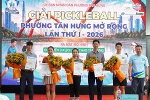 Ổng Hoàng Minh Tuấn Anh, Bí thư Đảng ủy phường Tân Hưng trao thư cảm ơn đến các đơn vị tài trợ, đồng hành cùng giải