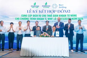 Ông Vũ Việt Hưng, Giám đốc Chi nhánh PVEP-HCM và ông Nguyễn Đình Dương – Phó Tổng Giám đốc PV Drilling, thực hiện lễ ký hợp đồng trước sự chứng kiến của lãnh đạo các bên