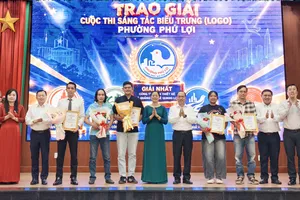 Khen thưởng các tác phẩm đạt giải Cuộc thi Sáng rác biểu tượng (logo) phường Phú Lợi