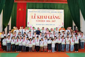 Ông Hồng Quang, Thành viên Hội đồng quản trị, Chủ tịch Công đoàn Vietcombank (hàng cuối, thứ 4 từ trái sang) và ông Đinh Tiến Hải, Giám đốc Quỹ Bảo trợ trẻ em Việt Nam (hàng cuối, thứ 6 từ trái sang) cùng đại diện lãnh đạo Chi nhánh Vietcombank Phú Thọ trao học bổng “Cùng em tiến bước” cho các em học sinh tại Trường THCS Hy Cương, Phân hiệu Chu Hóa (xã Hy Cương, tỉnh Phú Thọ)