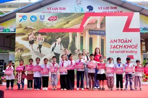 Trao 50 suất học bổng trị giá 50 triệu đồng cho học sinh có hoàn cảnh khó khăn tại trường Tiểu học Phúc Than (Mường Than, Lai Châu)