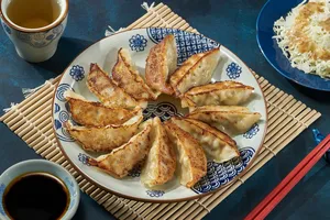 Yaki Gyoza – Gyoza áp chảo – là một trong những cách chế biến phổ biến tại Nhật Bản