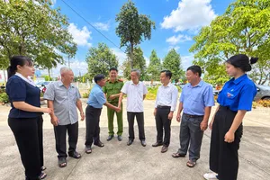 Lãnh đạo xã Minh Thạnh và Công an xã trao đổi, lắng nghe ý kiến người dân bên lề Diễn đàn