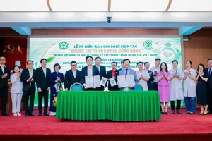 C.P. Việt Nam và Bệnh viện Bạch Mai ký kết biên bản ghi nhớ hợp tác dưới sự chứng kiến của ông Soopakij Chearavanont, Chủ tịch Tập đoàn C.P. và bà Đỗ Thị Thu Thảo, Chủ tịch Trung ương Hội Chữ thập đỏ Việt Nam. Ảnh: C.P. Việt Nam