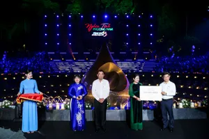 Đại diện Lãnh đạo Ngân hàng TMCP Ngoại thương Việt Nam tham dự và trao quà tại sự kiện