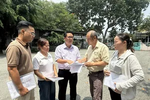Ông Hồ Thái Hòa gặp gỡ, trao đổi với người dân để nắm bắt tâm tư, nguyện vọng trong quá trình bồi thường, giải phóng mặt bằng