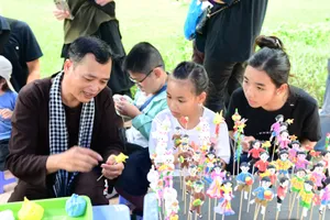 Các em thiếu nhi trải nghiệm làm Tò He