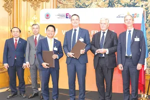 Ông Nguyễn Ngọc Nghị, Phó Tổng Giám đốc T&T Group, Chủ tịch T&T Energy Group và ông Arnaud Lenail Chouteau, Phó Chủ tịch cấp cao kiêm Tổng Giám đốc TotalEnergies Gas & Power Activities trao biên bản ghi nhớ về hợp tác phát triển Dự án điện khí LNG Long Sơn (ẢNH: ANH CHIẾN)