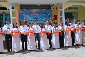 Nghi thức cắt băng khánh thành hai phân khu mới của Trường Tiểu học Phú Đức A, xã Long Hồ (nay là Trường tiểu học Long An A), sáng ngày 19-9-2026