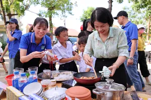 Giáo viên và học sinh tham gia hoạt động “Cô trò vào bếp cùng Vinamilk” tại ngày hội Trung thu ở xã Ea Rốk, tỉnh Đắk Lắk. Ảnh: Nguyễn Hoàng