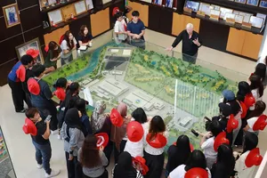 Ông Kevin Moore, Giám đốc điều hành VWS chia sẻ với đoàn sinh viên Singapore về các hoạt động tại Khu liên hợp xử lý chất thải Đa Phước