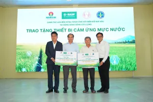 Các đơn vị trao tặng tượng trưng thiết bị quản lý nước tưới ướt-khô xen kẽ cho các hợp tác xã địa phương