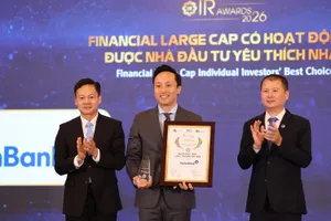 Ông Vương Huy Đông, Phó Ban Thư ký HĐQT&QHCĐ đại diện VietinBank, nhận giải thưởng hạng mục “Financial Large Cap có hoạt động IR được Nhà đầu tư yêu thích nhất 2026”