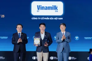 Ông Phạm Tuyên, Giám đốc Chi nhánh Vinamilk Hà Nội, đại diện Vinamilk nhận vinh danh Top 10 Thương hiệu Doanh nghiệp Dẫn đầu khu vực kinh tế tư nhân tại Thương hiệu Mạnh 2026. Ảnh: BTC