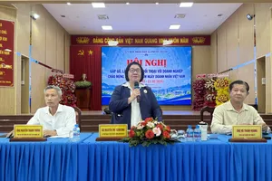 Bà Nguyễn Thị Xuân Mai, Bí thư Đảng ủy, Chủ tịch HĐND xã Phước Thành, phát biểu gợi ý các đại biểu thảo luận tại hội nghị