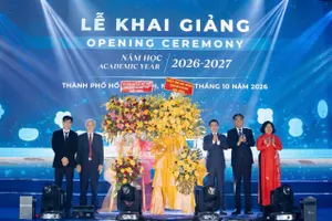 Lãnh đạo TPHCM và Tập đoàn Becamex tặng hoa chúc mừng Trường Đại học Quốc tế Miền Đông nhân lễ khai giảng năm học 2026-2027