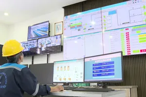 Nhân viên Nhà máy nước Tân Hiệp theo dõi các hoạt động tại nhà máy