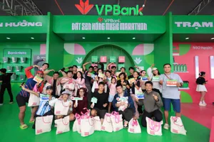 Nhiều vận động viên háo hức đến nhận Race-kit từ sớm