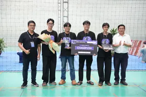 PGS.TS Lê Tuấn Anh , Bí thư Đảng ủy, Hiệu trưởng Trường Đại học Thủ Dầu Một trao giải Nhất cho đội Aerospace Islab - Trường Đại học Công nghệ Kỹ thuật TPHCM