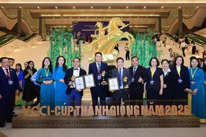Các doanh nhân được vinh danh chụp ảnh lưu niệm cùng đại biểu tại lễ trao danh hiệu “Doanh nhân Việt Nam tiêu biểu – Cúp Thánh Gióng năm 2026”