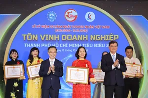 Bà Diệp Hồng Di, Phó Tổng Giám đốc Thường trực Saigon Co.op (áo dài đỏ), nhận danh hiệu Doanh nghiệp TPHCM tiêu biểu năm 2026. Ảnh: HOÀNG TRIỀU