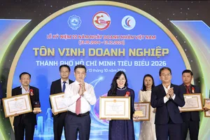 Lãnh đạo Công ty CP SPHACY nhận danh hiệu “Doanh nghiệp TPHCM tiêu biểu năm 2026” tại lễ tôn vinh nhân Ngày Doanh nhân Việt Nam 13-10. Ảnh HOÀNG TRIỀU