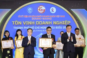 Ông Nguyễn Thanh Quan, Phó giám đốc Công ty cổ phần Nhựa Bình Minh (giữa) nhận danh hiệu “Doanh nghiệp TPHCM tiêu biểu” năm 2026 tại lễ tôn vinh do Liên đoàn Doanh nghiệp TPHCM tổ chức ngày 13-10