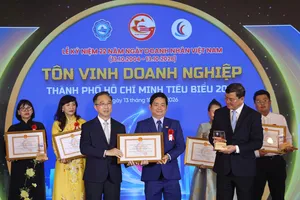 Ông Lâm Quốc Thanh, Tổng Giám đốc SATRA, cùng các doanh nghiệp nhận danh hiệu Doanh nghiệp TPHCM tiêu biểu năm 2026