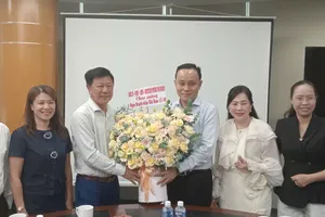 Lãnh đạo phường Phú Nhuận tặng hoa Công ty Cổ phần Tư vấn Thương mại dịch vụ Địa ốc Hoàng Quân