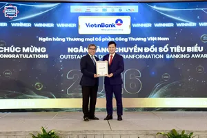 Ông Trần Công Quỳnh Lân, Phó Tổng Giám đốc VietinBank nhận giải thưởng Ngân hàng Chuyển đổi số tiêu biểu 2026 tại Vietnam Outstanding Banking Awards, ngày 30-9-2026
