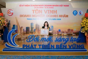 TS. Nguyễn Mai Lan, Bí thư Đảng ủy, Chủ tịch Hội đồng Quản trị, Tổng Giám đốc Công ty Cổ phần Dệt May Sài Gòn, Chủ tịch Hội đồng trường Trường ĐH Nguyễn Tất Thành nhận bằng khen tại Lễ tôn vinh