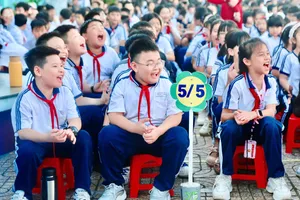 Các em học sinh thích thú khi tham gia chương trình. Ảnh: HOÀNG VY 