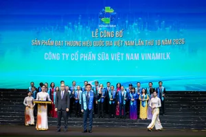 Ông Nguyễn Quang Trí, Giám đốc điều hành Marketing Vinamilk, đón nhận danh hiệu Thương hiệu quốc gia Việt Nam lần thứ 10 năm 2026 (Ảnh: Minh Anh)