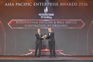 Ông Đỗ Danh Rạng, Phó Tổng giám đốc Tổng công ty - đại diện PV Drilling nhận giải thưởng APEA 2026 ở hạng mục “Doanh nghiệp Quản trị bền vững và minh bạch”