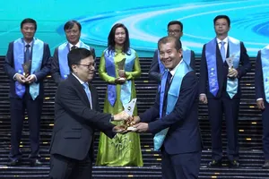 Ông Phan Văn Tâm, Phó TGĐ Cty Cổ phần phân bón Bình Điền nhận biểu trưng Thương hiệu quốc gia năm 2026