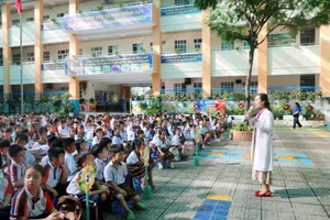 Học sinh Trường Tiểu học Trần Thị Bưởi tham gia “An toàn sức khỏe - Vui vẻ đến trường”. Ảnh: HOÀNG VY