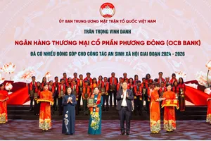 Đại diện OCB nhận bằng khen vì đã có nhiều đóng góp cho công tác an sinh xã hội giai đoạn 2024–2026