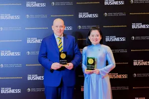 Ông Lê Nguyễn Trung Nguyên, Tổng Giám đốc Hệ thống Giáo dục Victoria School và Phó Tổng Giám đốc Công nghệ Hệ thống Giáo dục Victoria School Mark Tappin nhận hai cúp giải thưởng tại Asian Innovation Excellence Awards 2026
