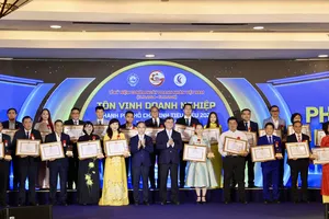Ông Lâm Quốc Thanh, Tổng Giám đốc SATRA, nhận chứng nhận và biểu trưng danh hiệu Doanh nghiệp TPHCM tiêu biểu năm 2026 tại lễ tôn vinh ngày 13-10