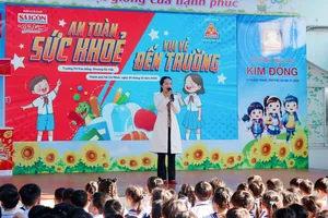 ThS.BS Đoàn Trịnh Nhã Khanh chia sẻ về kiến thức an toàn sức khoẻ cho học sinh. Ảnh: HOÀNG VY