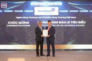 Ông Trần Công Quỳnh Lân, Phó Tổng Giám đốc phụ trách Khối Bán lẻ VietinBank nhận giải thưởng Ngân hàng bán lẻ tiêu biểu 2026