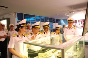 Đại tá Trần Mạnh Chiến, Chính ủy Vùng và các đại biểu tham quan Bảo tàng Chứng tích chiến tranh. Ảnh: NHƯ THÀNH