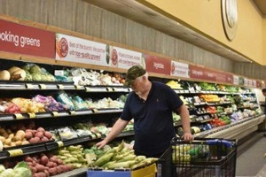 美国民众在马里兰州罗克韦尔一超市购物。（图取自中新社）