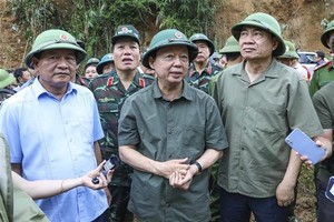 政府副总理陈红河亲临奠边省沙荣乡行浦西村视察。图自越通社