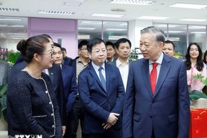 苏林总书记亲切看望并慰问越南电视台干部、记者、编辑员、技术员及工作人员。