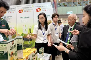 采购商在2026年越南国际采购博览会上了解越南企业的加工食品产品。图：黄雄