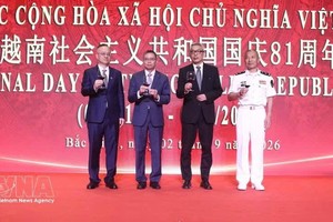越南驻中国大使范青平和中国代表举杯庆祝越南国庆81周年。图自越通社