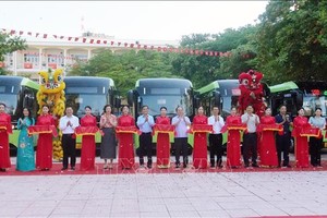 代表们为学生接送线路开通剪彩。