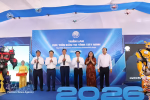 宁省委书记阮文决与省领导共同举行2026年西宁省投资促进会展览空间开幕仪式。图片来源：越通社