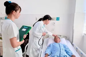 70岁老翁遭蜂蜇出现凝血功能障碍，紧急入院救治。
